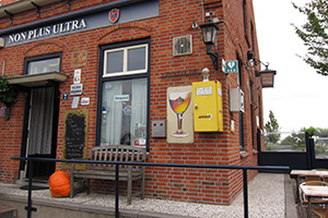 Bicycle repair kit This cafe has a yellow ANWB ‘Rijwiel Hulpkist’ outside. Photo © Holland-Cycling.com