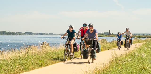 Cycling over the dyke near Nijkerk. Photo © Holland-Cycling.com