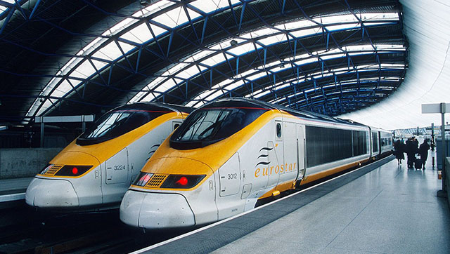 Eurostar at Waterloo, London. Photo © [urlb=http://commons.wikimedia.org/wiki/File:Eurostar_3012_Waterloo.jpg]Wikimedia[/urlb]