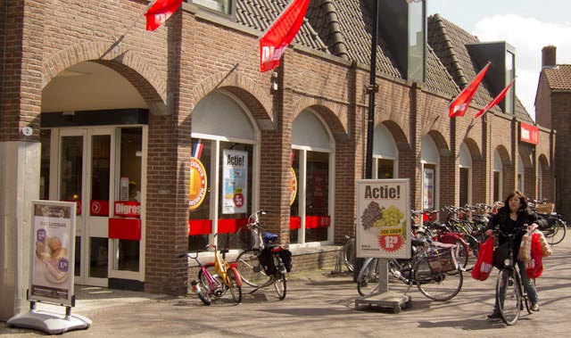 Doing your shopping on route. Photo © Holland-Cycling.com