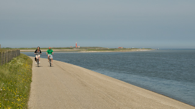 Cycling along the Wadden Sea dyke at De Cocksdorp. Photo © Holland-Cycling.com